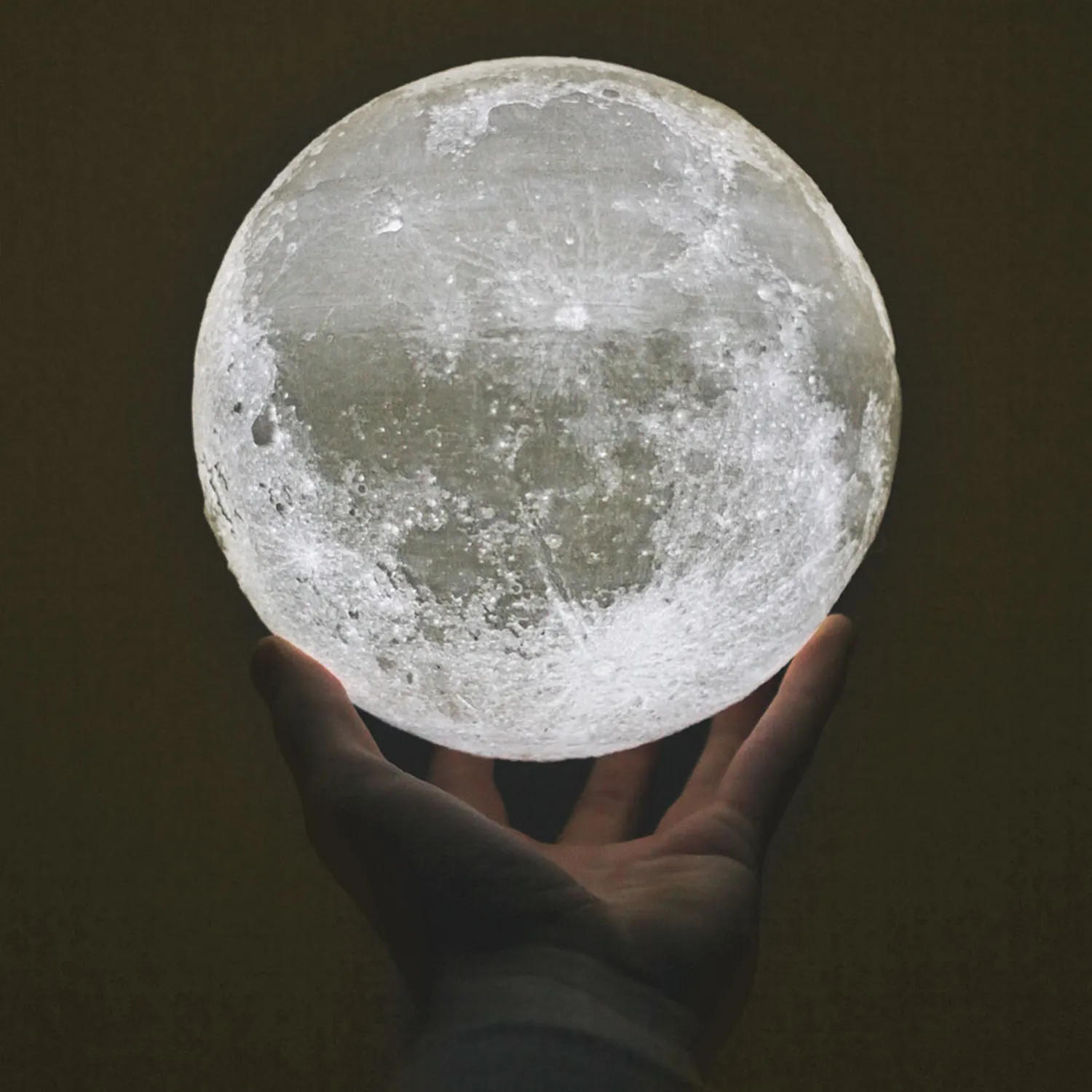 Hand hält Vollmond