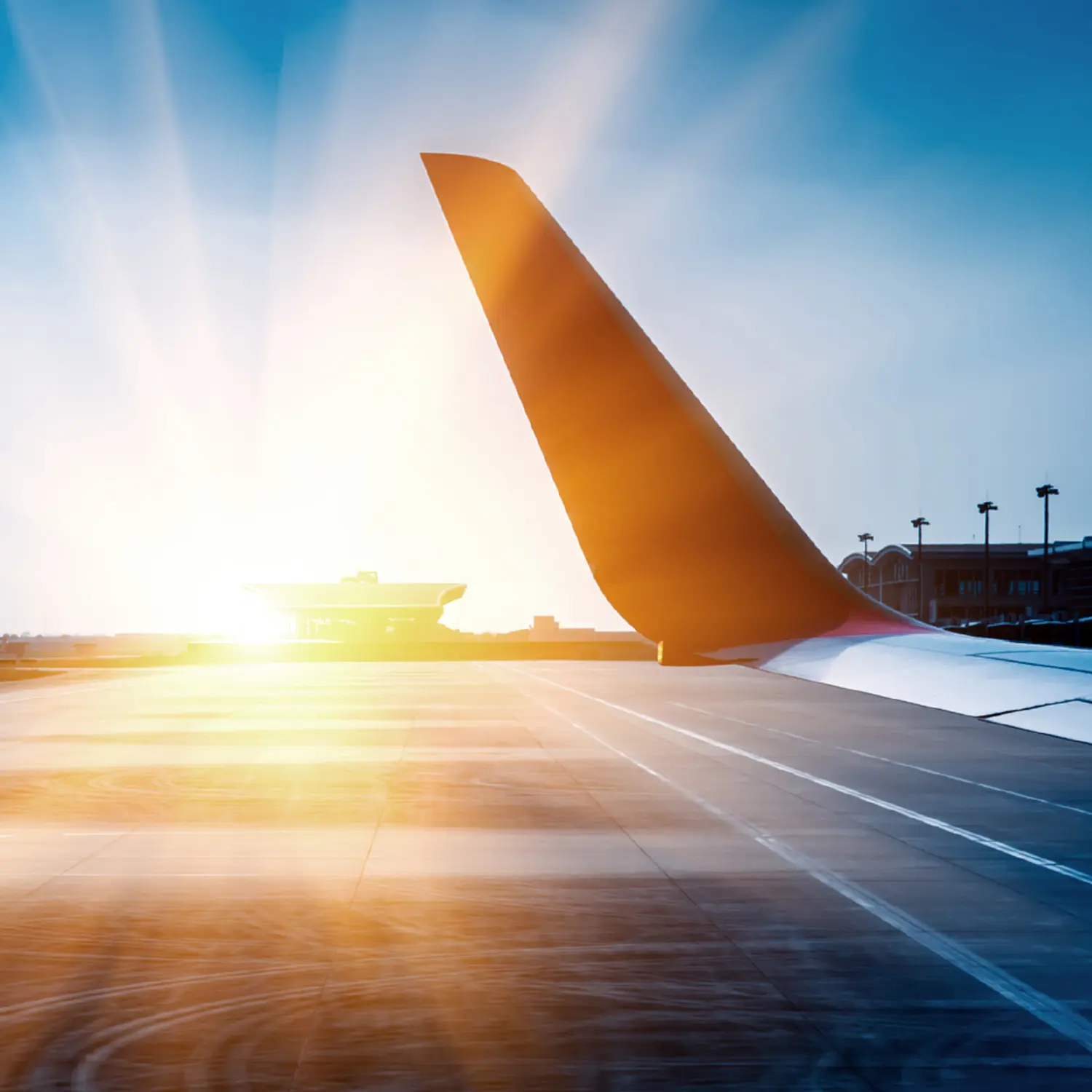 Flugzeugflügel vor Sonnenuntergang Himmelshintergrund