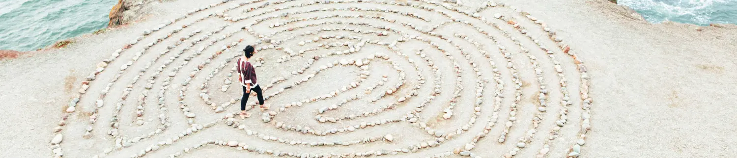 Frauen machen spirituelle Therapie am Meeresufer